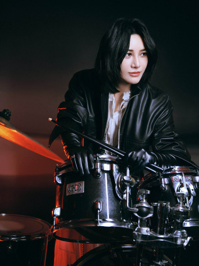 尚雯婕苏超开场尚雯婕苏超现场首唱马上成功 一袭登场气场稳稳拿捏，尚雯婕苏超舞台直