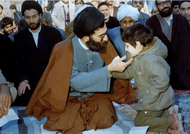 哈梅内伊像个慈祥的老爷爷，每个孩子在他眼里都是需要被呵护的小宝贝。