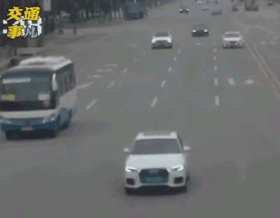 三轮车像加了buff，真的是什么情况都敢闯啊