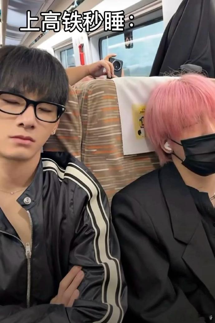 我节后返工就姚琛李梓豪这样 节后返工第一天，坐在工位上满脑子都是假期的快乐，根本