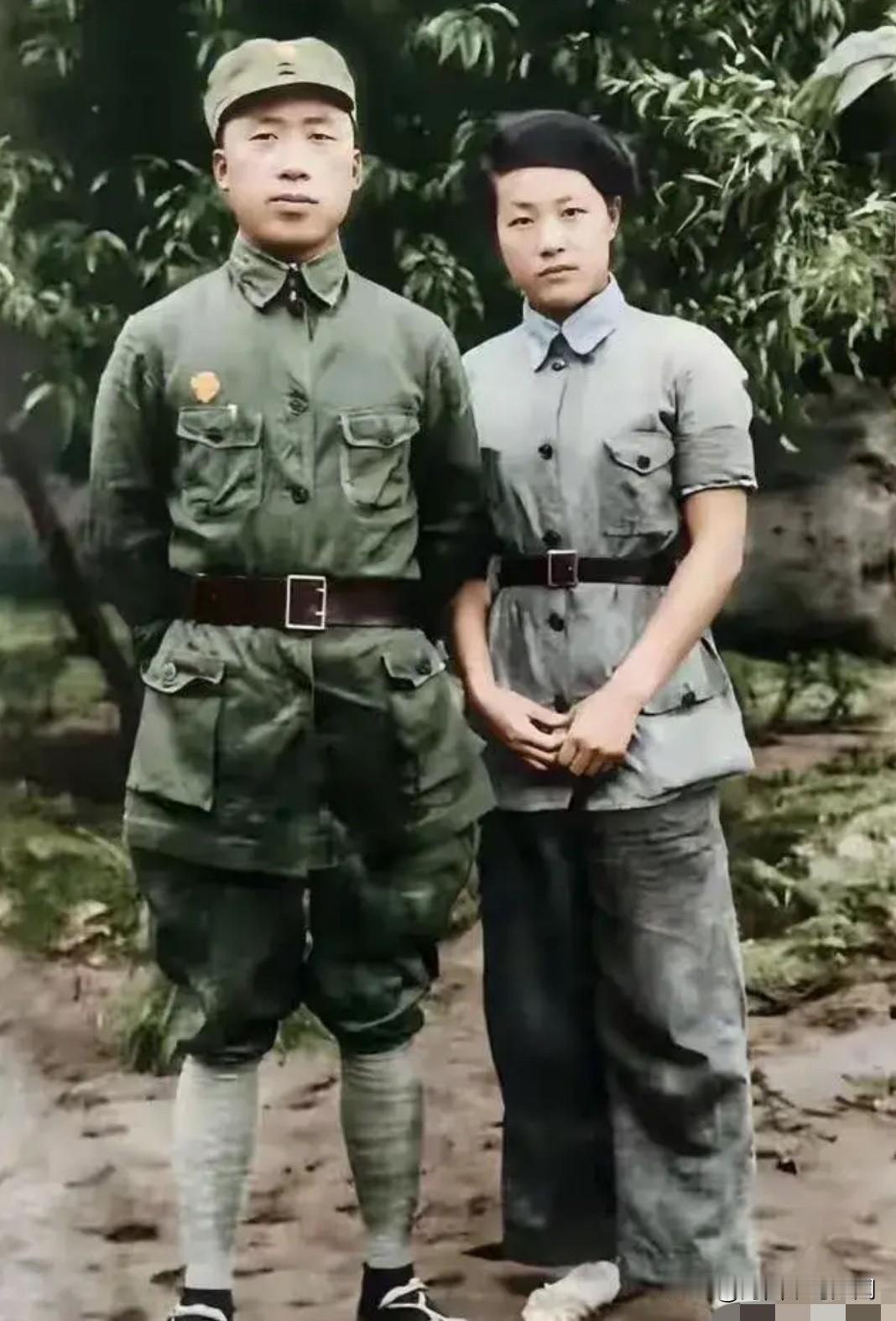 1939年，一对革命伴侣在延安的一张珍贵合影。男的体格健壮，目光坚毅。他是平江起