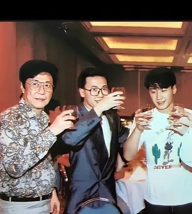 这是早年黎明和父亲黎新生(左一）的同框照，不得不说，基因遗传确实非常重要，黎父年
