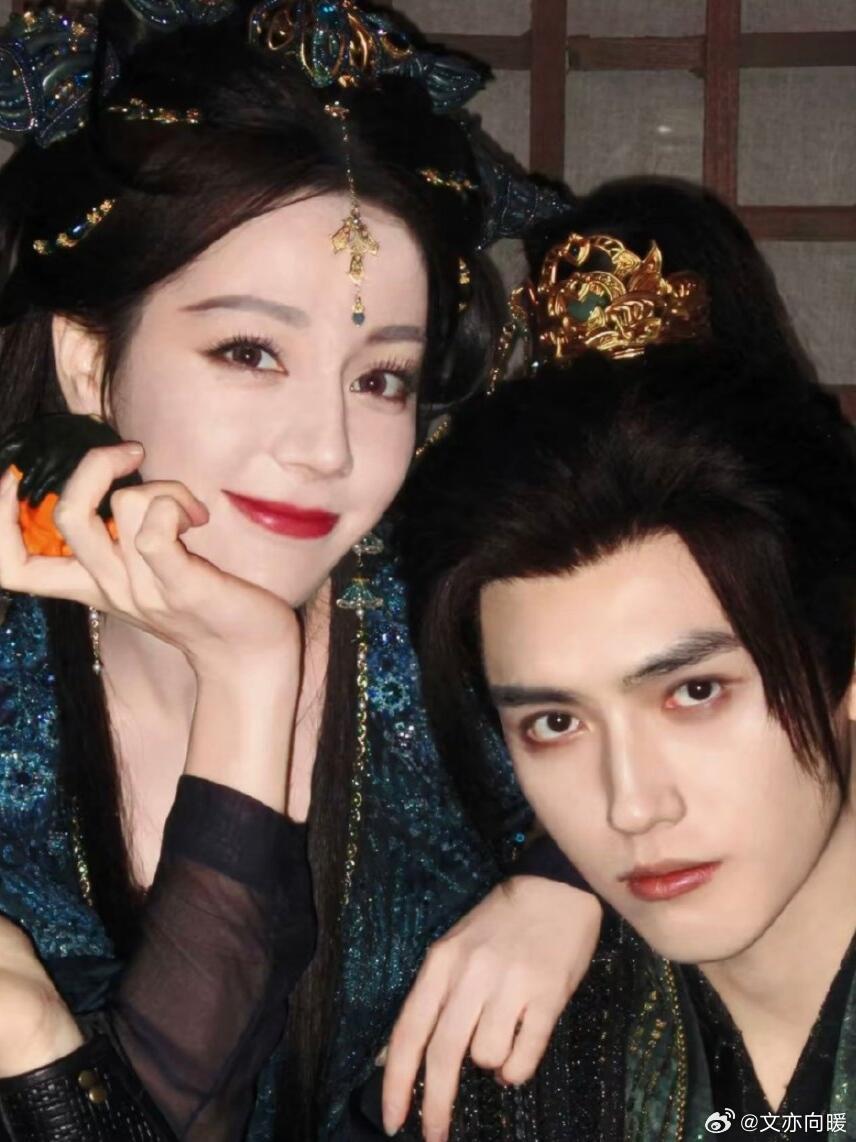 文亦娱乐在《白日提灯》中，迪丽热巴与陈飞宇同框被指有年龄感，可这恰恰契合400岁
