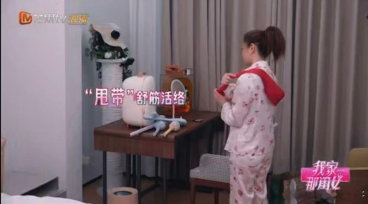 陈妍希演我下厨的样子下厨时手忙脚乱，完全没有从容的姿态，陈妍希真实的模样，仿佛看