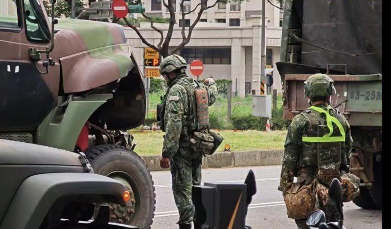 据对岸消息：13日蛙军🐸六军团发生3车连撞事件后，14日传出又有蛙兵跳楼了。
