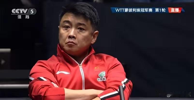 不得不说，王皓还是专业的，当周启豪被吴晙诚按着打，毫无办法时，王皓当即指出他的不
