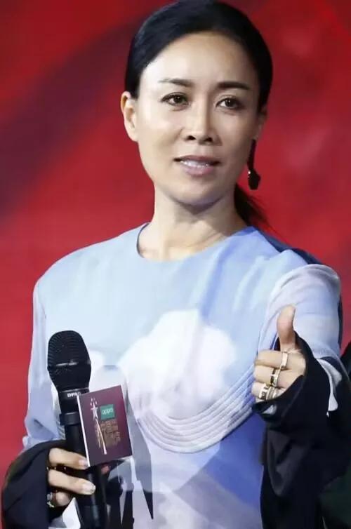 内娱一姐是她吗？
#那英
 #娱乐圈