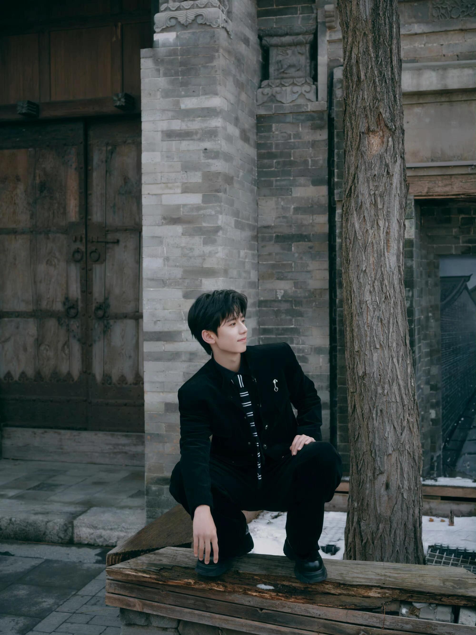 林子烨长开了仿佛昨天还需要踮脚仰望的世界，如今已能轻松拥抱。林子烨的身高在长，演