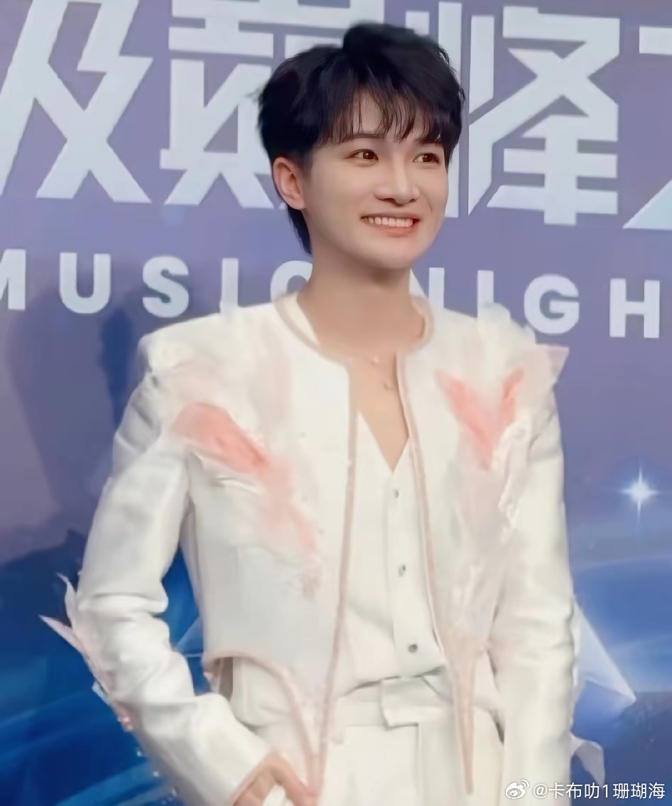 周深给主持人送润喉糖深深宝贝吧，业务能力是一回事，人品是真的没话说。这种小温暖，