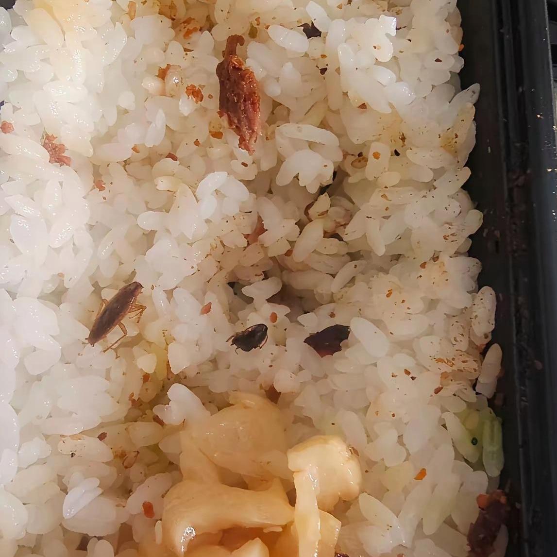外卖吃到虫子，商家态度还蛮横，太窝火！
 
昨天懒得做饭点了份外卖，吃到一半居然