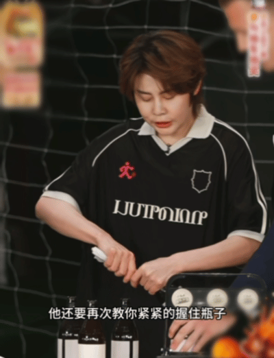 王濛用报纸开啤酒王濛用一张报纸开啤酒盖 王濛这动手能力绝了！一张报纸开啤酒盖，比