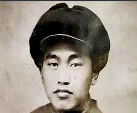 一个顶尖狙击手，最怕的不是枪法不如人。
是你的“尸体”，会思考。
对面那个美国王