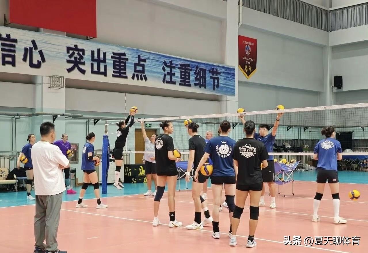 卫冕冠军上海女排外援沃隆科娃抵达中国，已经跟上海女排加入合练！刚刚在亚运会上夺冠