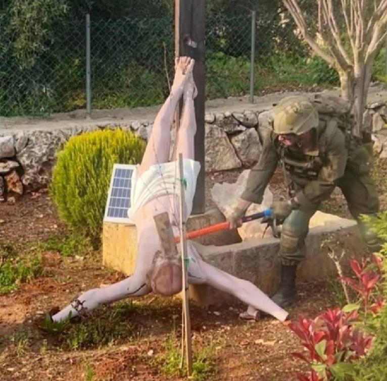 网上近日疯传一名以色列国防军（IDF）士兵在黎巴嫩南部砸毁耶稣雕像的画面，引发国