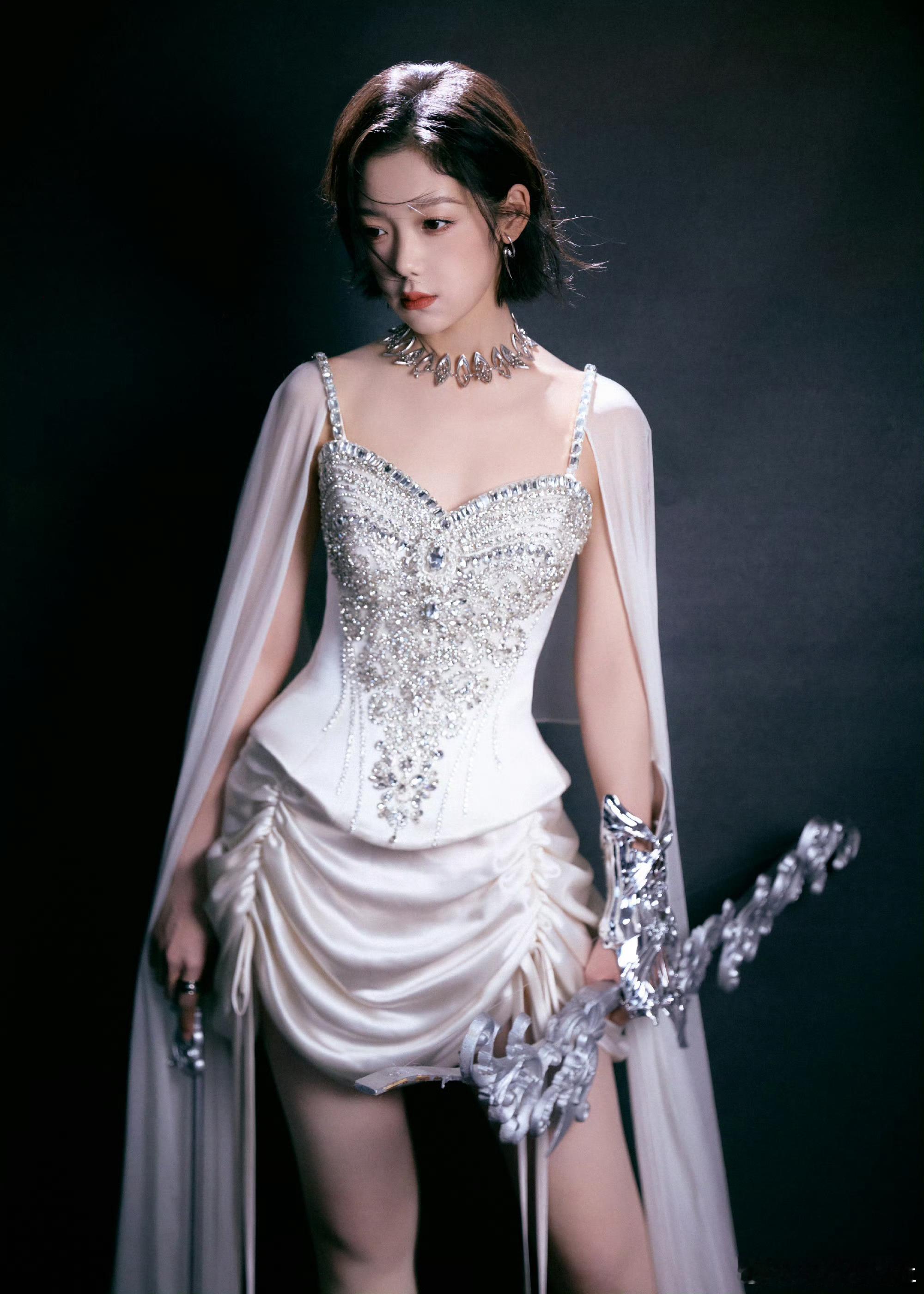 希林娜依高工作要留痕希林娜依高自曝某次舞台设计了帅气的射箭动作，彩排时百发百中，