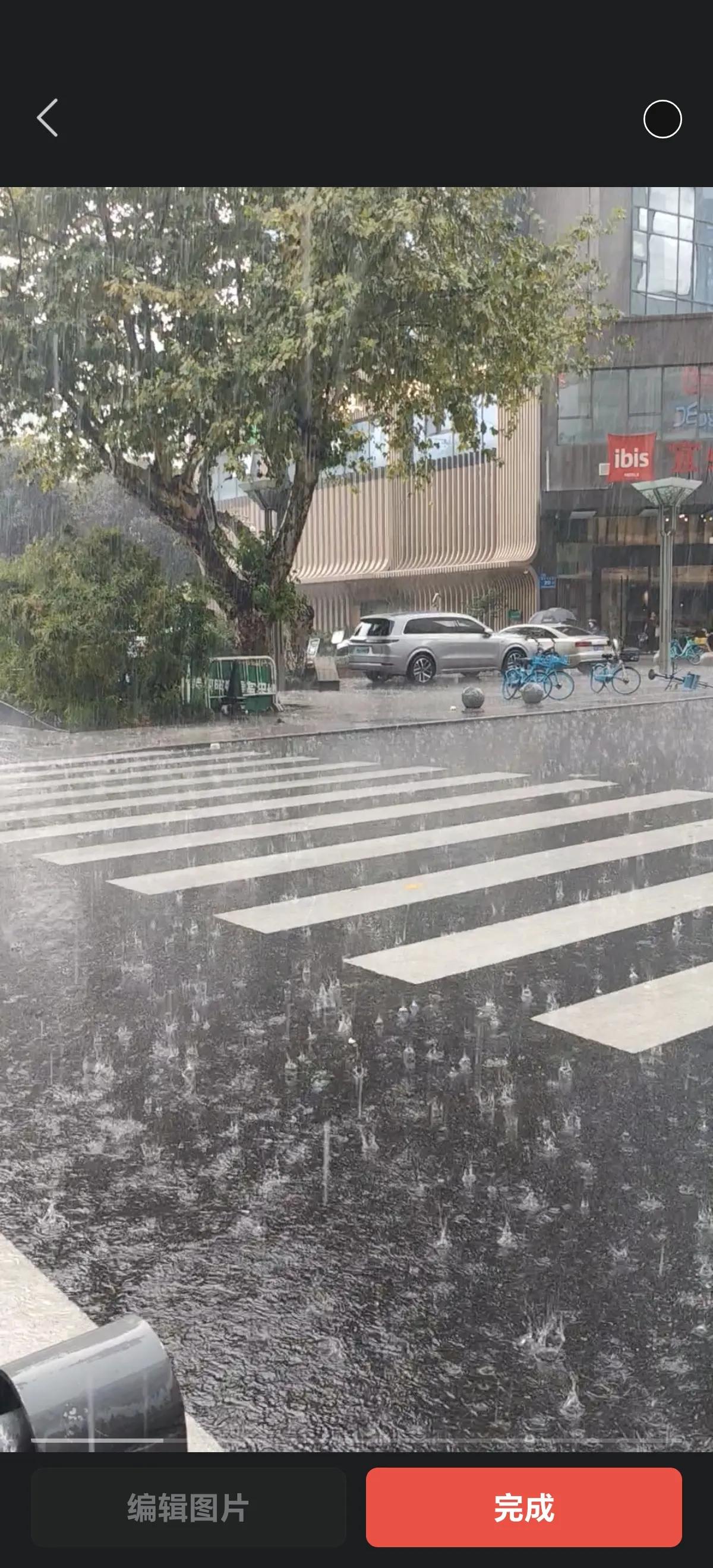 成都大晴天太阳当空照的时刻，突如其来的一场大雨夹带着冰雹大风！

原本路人还在太