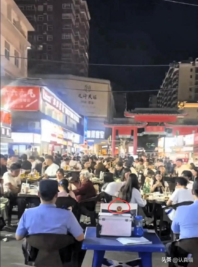 河南又火了，
这次我建议全国夜市推广开来。

还是因为烤串。西大街有个地方出警次