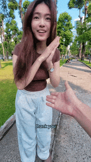 中国小伙在越南街头搭讪一名越南年轻女孩。
这个越南女孩不但人长得漂亮，而且性格还