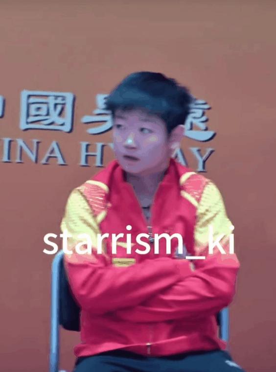 每回回顾都忍俊不禁，莎莎赛后，坐在那堆毛巾上，仿佛用尽全力与空气较劲，[苦笑][