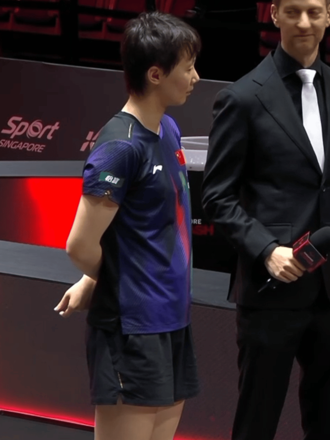 特别喜欢逗王曼昱的ITTF英文解说亚当。两个人是认识很久的老朋友，亚当一直都非常