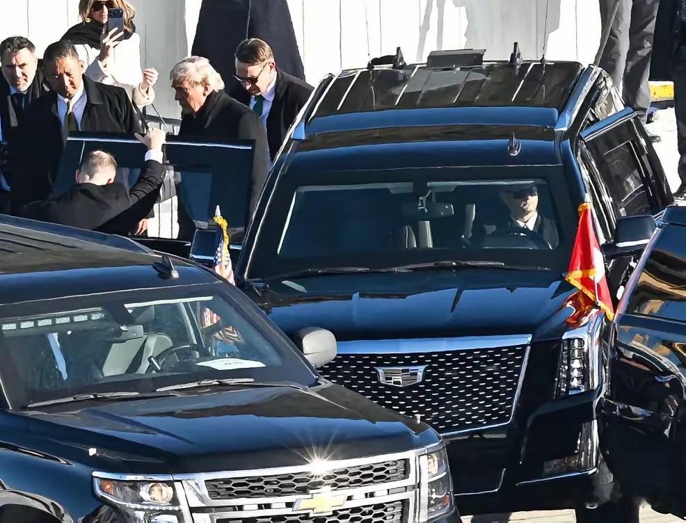 看来特朗普是真的害怕了，连总统专车都换了
特朗普参加达沃斯论坛的专机发生“微小电