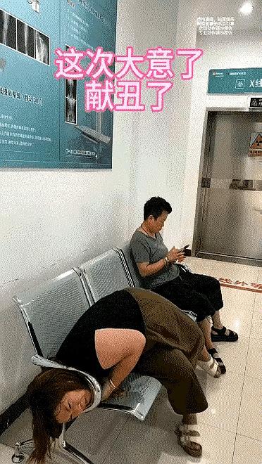 你敢信一个二十多岁的成年人，能用不到三秒钟的时间，把自己的亲脑袋死死卡在家具缝隙