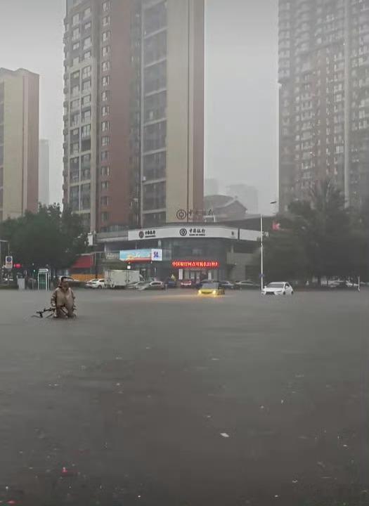 沈阳百年一遇暴雨刚醒就听说沈阳大暴雨了，沈阳的宝子们还好吗？一定要注意啊。 