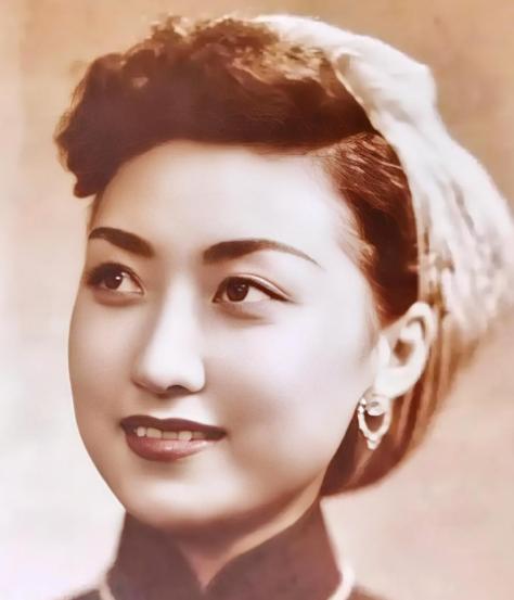 蒋经国一生追求过不少女人，比如冯玉祥的女儿冯弗能，还有为他生下双胞胎的章亚若，不