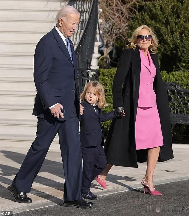 拜登任期内最后一个工作日，他牵着4岁的小孙子在白宫散步，后天就要搬离这里了。
吉