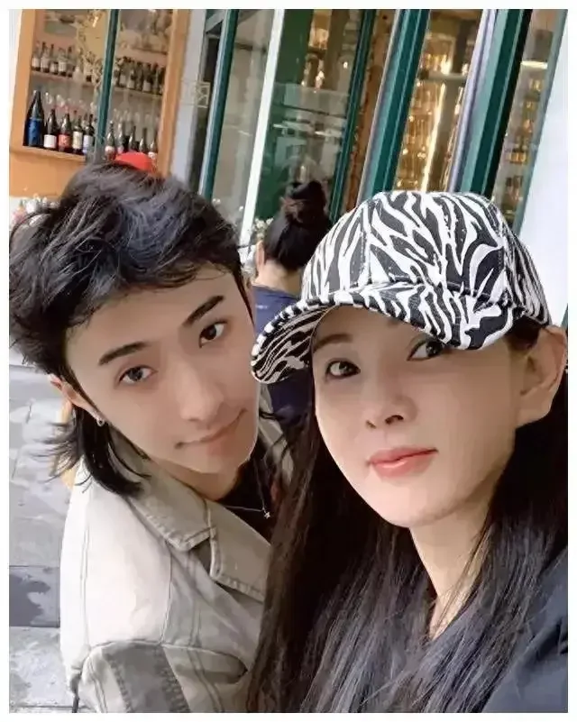 伊能静二婚时，儿子哈利在她的婚礼说了这么一段话： ​“妈妈，你跟我说过...