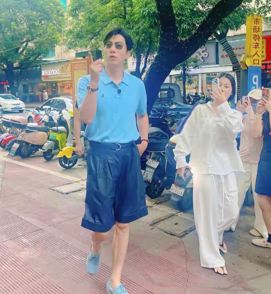 44岁张亮在广东汕头吃路边摊，真人好高啊， 