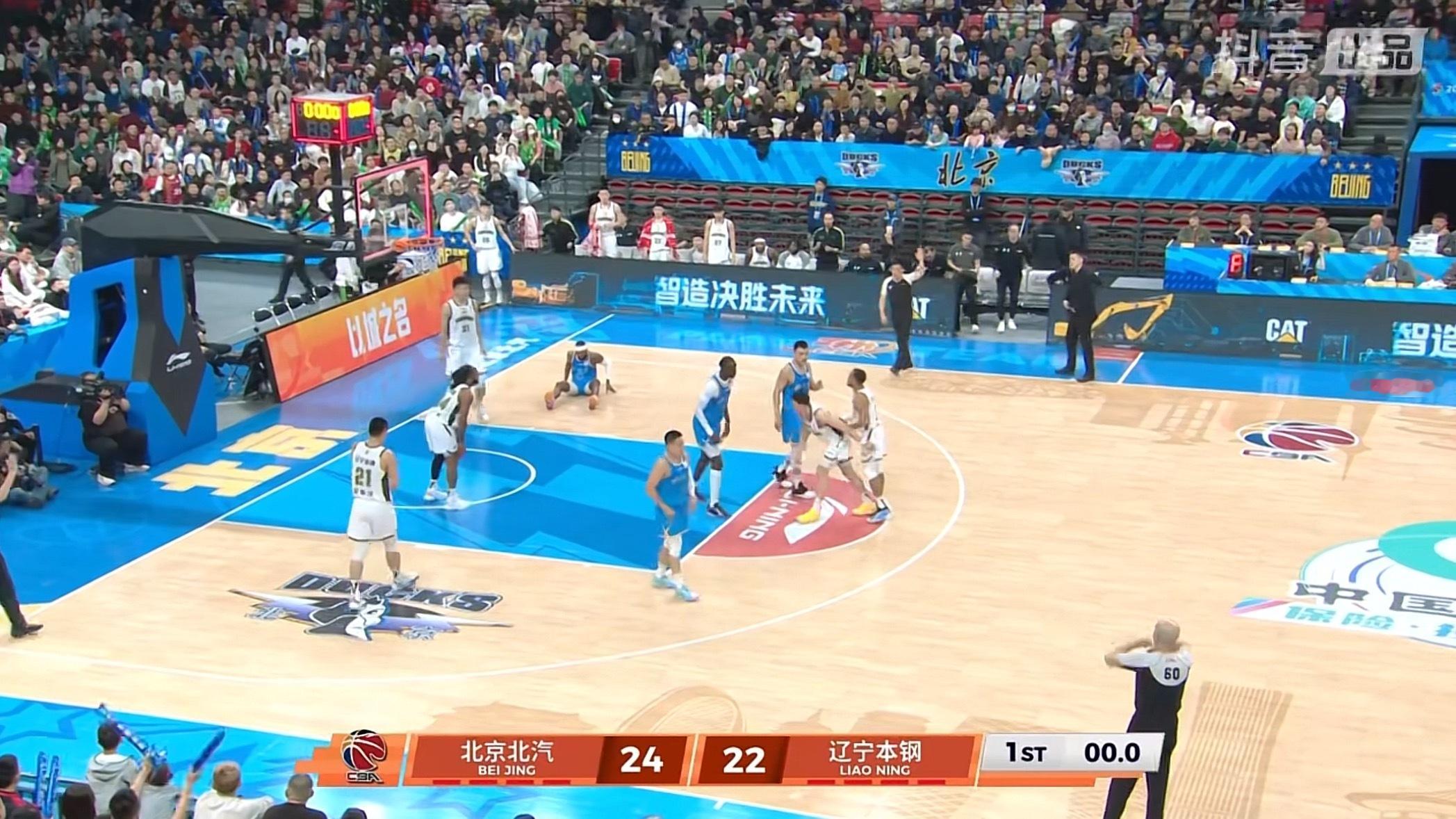 辽宁客场对北京第一节比赛结束辽宁队暂时落后2分辽宁男篮北京男篮vs辽宁男篮