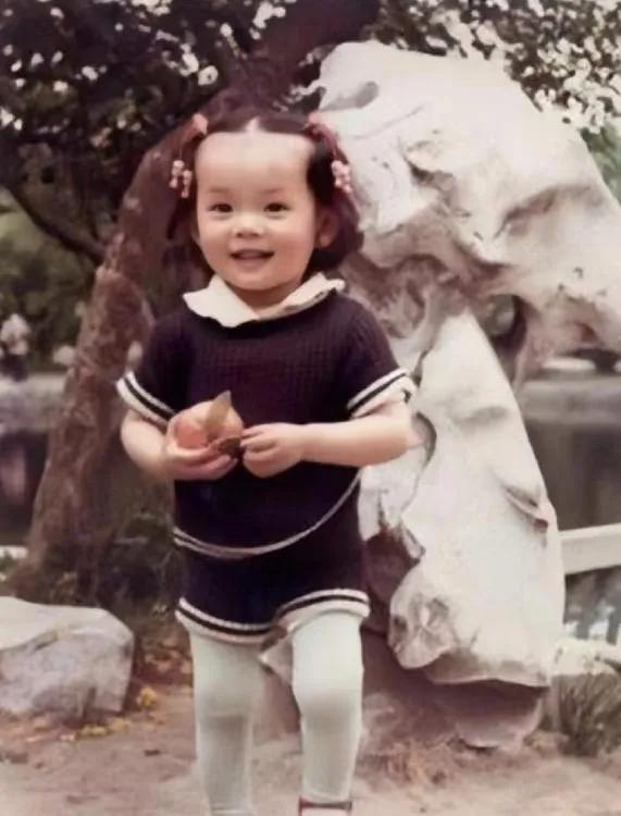 孙俪从小生活在一个单亲家庭，由妈妈独自抚养她长大。
妈妈很漂亮，孙俪和妈妈一样有