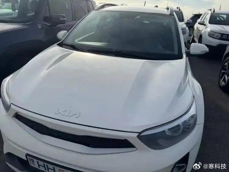 中国游客在冰岛租车，只因车上有针尖大的沙尘损伤，竟遭索赔243万克朗。关键是人家