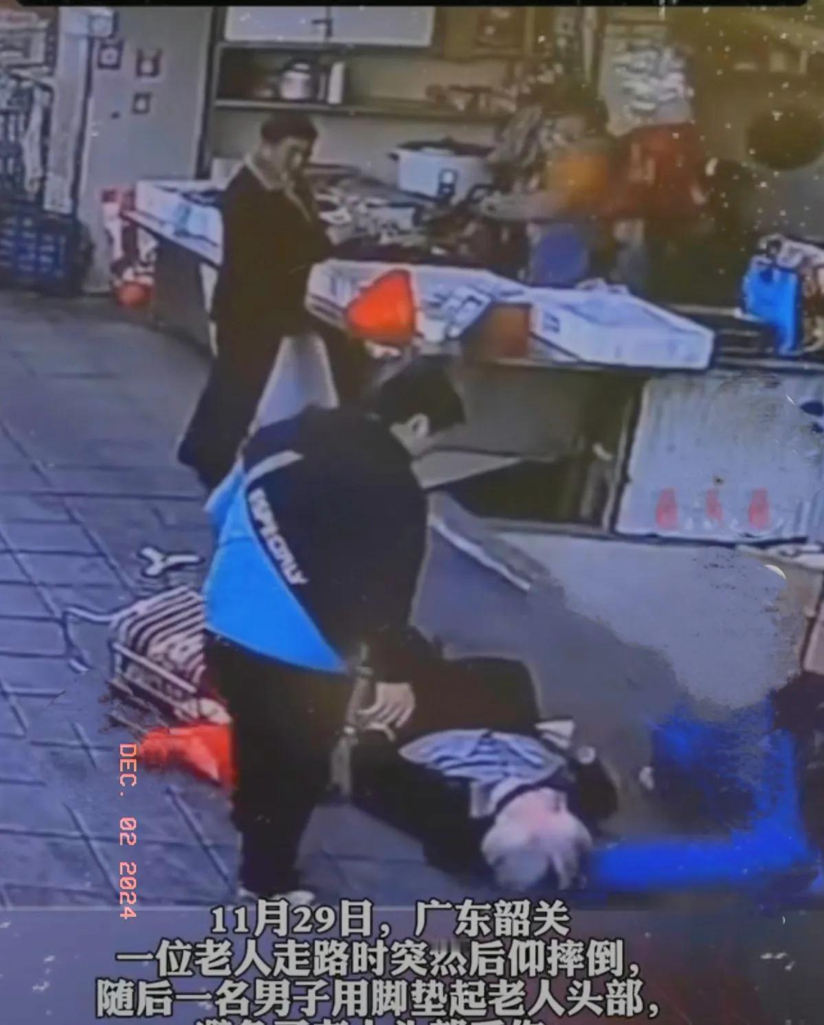 人间自有真情在
老人后仰摔倒男子飞速伸脚垫头

看到一个视频，真的太感动了。一老