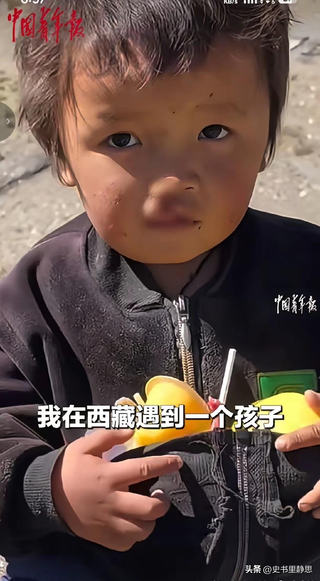 西藏日喀则，一名女子去旅行时，偶遇一位唇腭裂严重的男孩，他安静站在路边，眼神怯懦