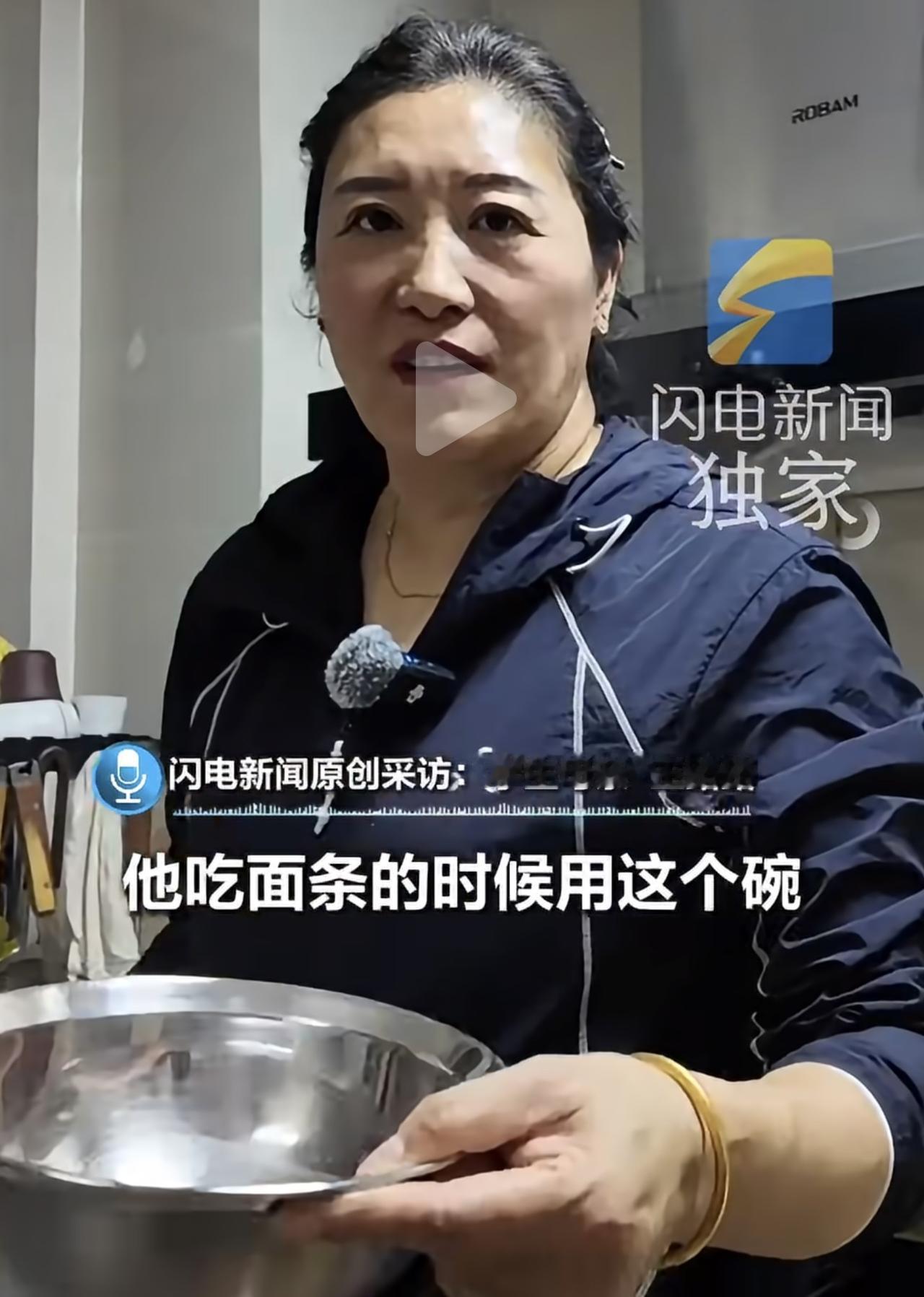 9月29日，山东枣庄。一个13岁男孩往门框边一站，好家伙，直接齐平！妈妈采访时掏