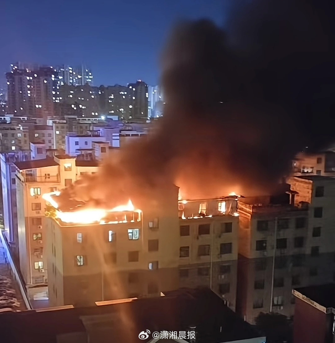 【河南商丘一小区#楼顶起火黑烟滚滚疑因泡沫板被点燃#，#当地回应小区楼顶起火黑烟