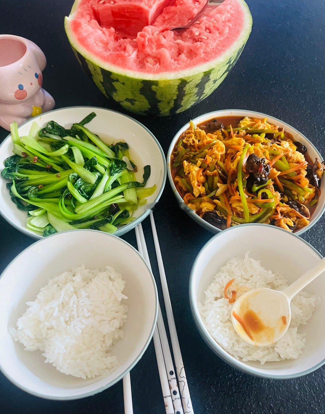 中午随便扒拉了2个菜，他回来的时候带了半个西瓜，我吃饭很喜欢窝在茶几和沙发的空隙
