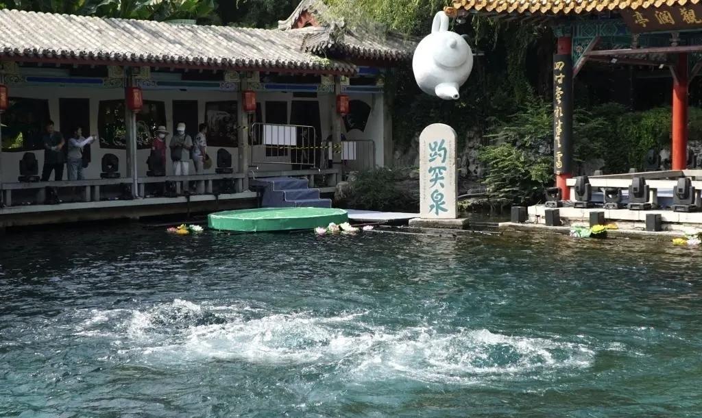 趵突泉绝对是济南响当当的旅游景点，毕竟济南素有“泉城”的美誉，“泉城济南，泉甲天