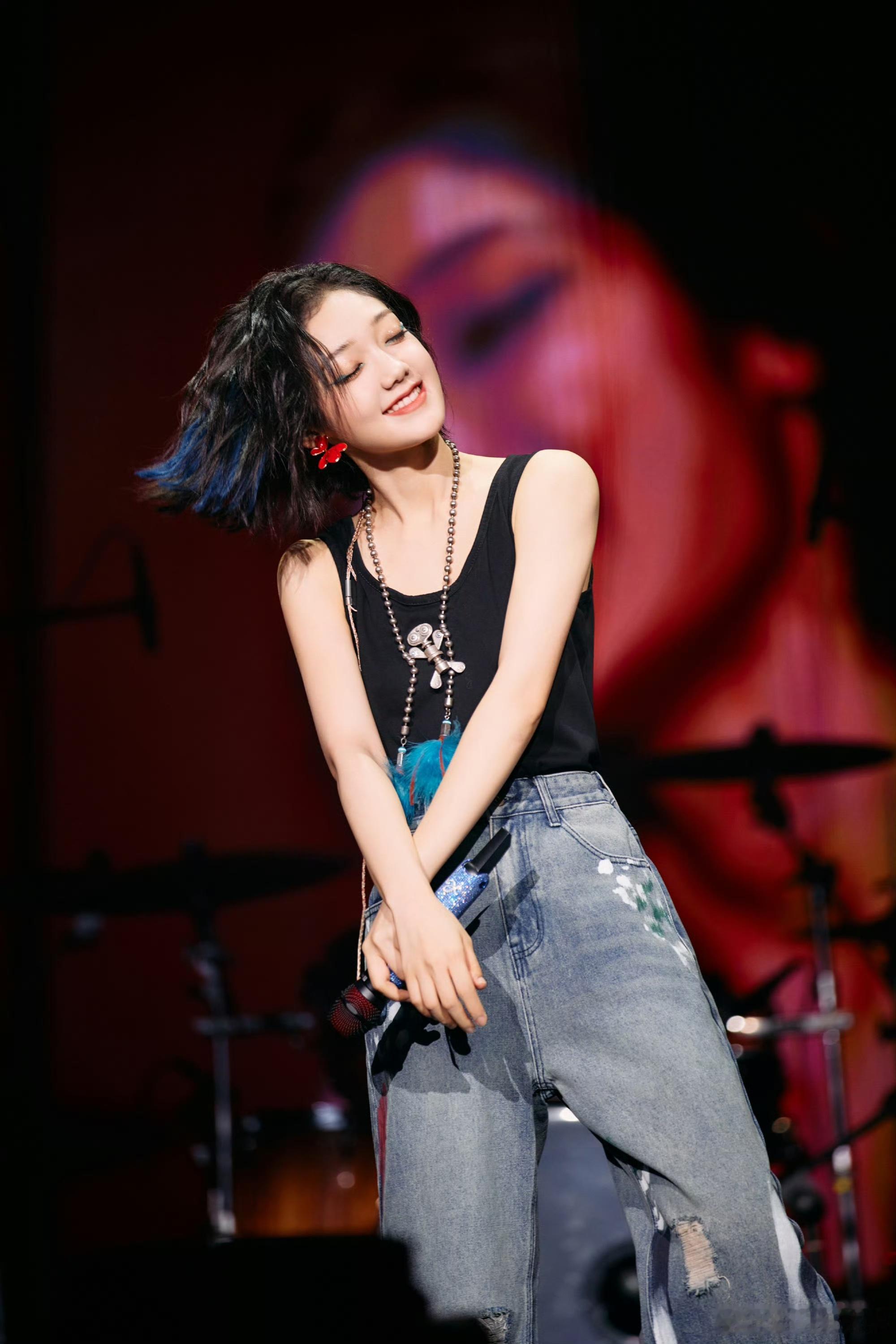 娱乐[超话]希林娜依高出道八周年希林娜依高出道八周年快乐 希林娜依高出道八周年快