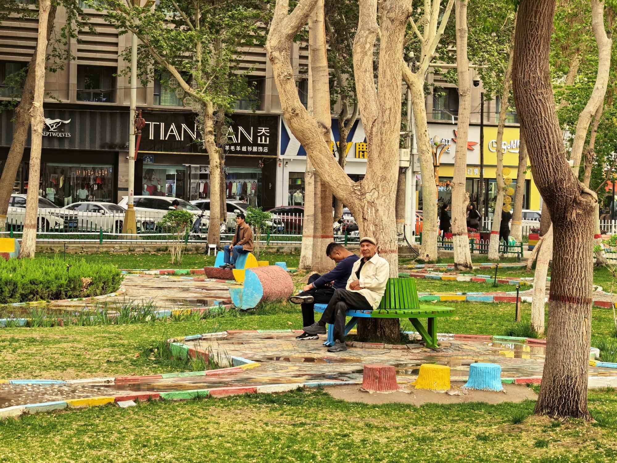 赵小童和田治沙助农大使在和田逛公园，还晒出了和田治沙助农公益大使聘书。一边感受当