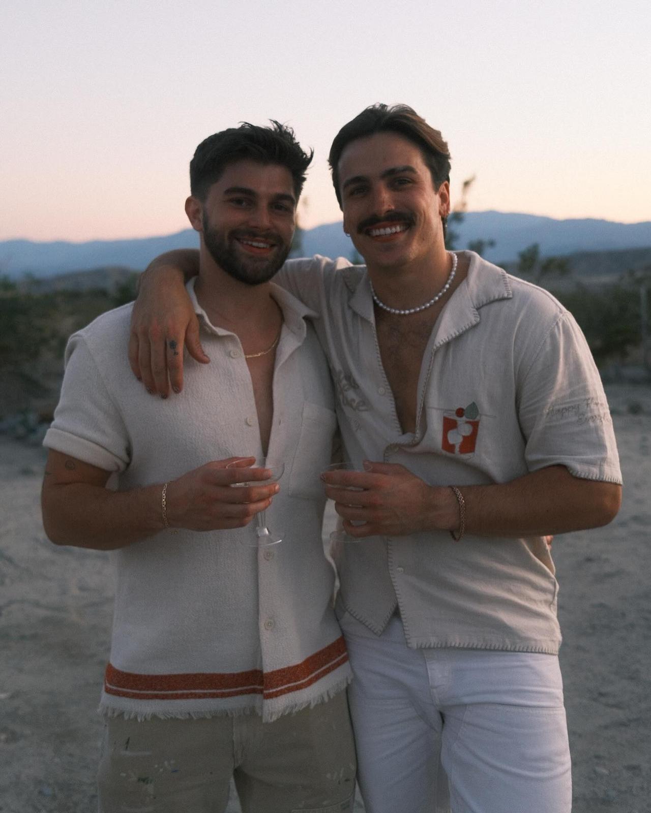 美国男演员 Taylor Vasek 公开男友，表示这是他这辈子的最爱；