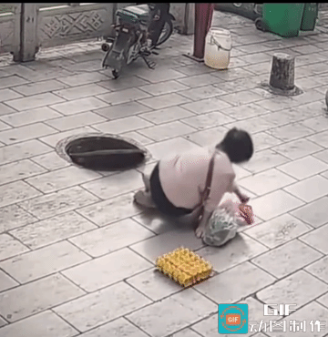 幼儿园的孩子们都知道井盖子不能踩，不能踩！踩了很危险，可有的大人为何不注意呢！皆