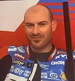 德比斯最后弯道故意压线越区，堪称教科书级的精打细算！从第五冲到第三，即便被罚掉到