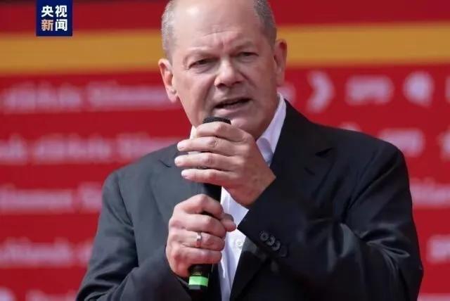 关键时刻，德国总理朔尔茨与马克龙唱反调。他再次明确表示，不会向俄乌冲突地区派遣德