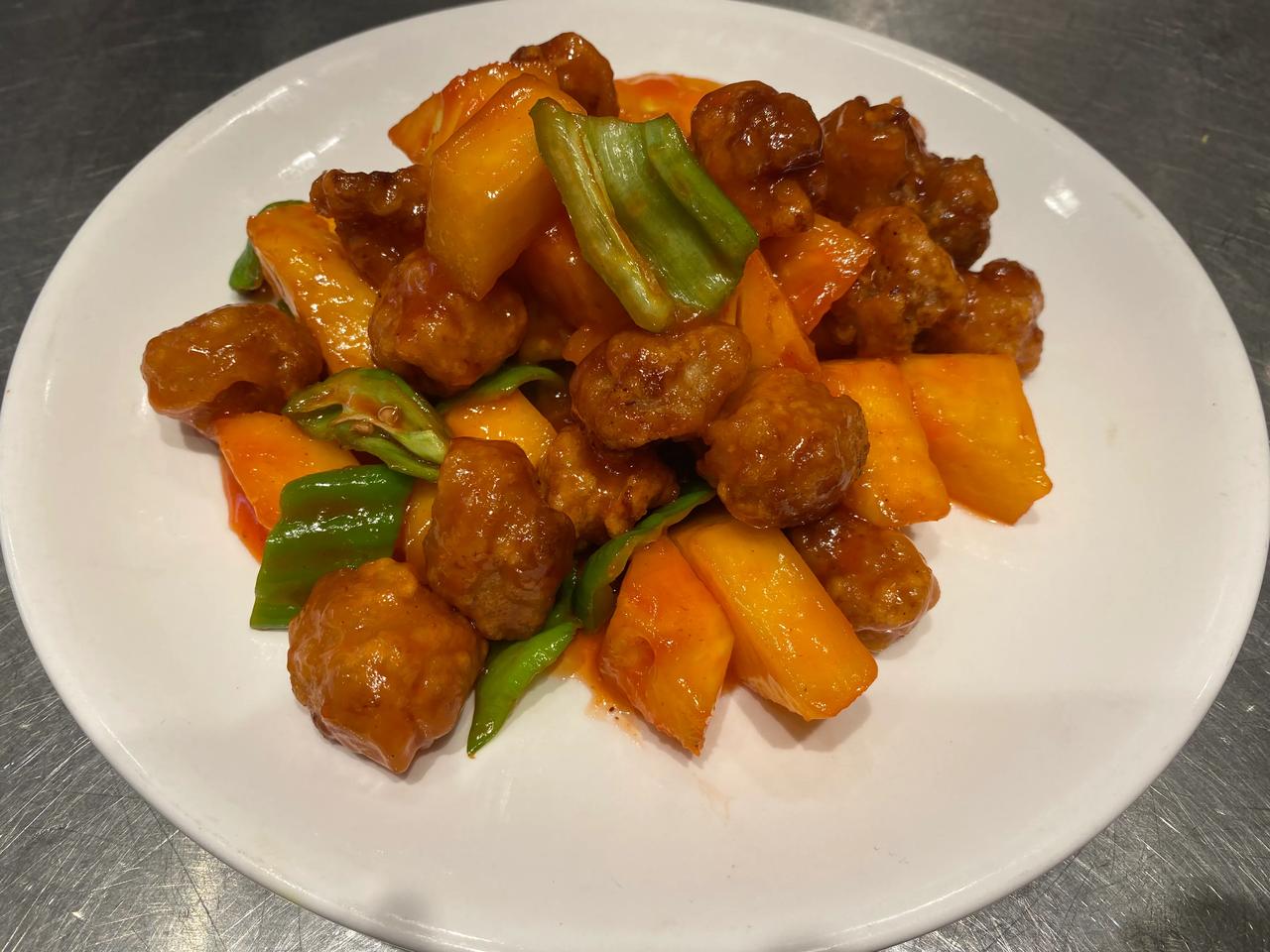 来一道节日菜，点开你一定会有食欲。
肉类配水果，酸酸甜甜，又酥又脆，口齿留香，你