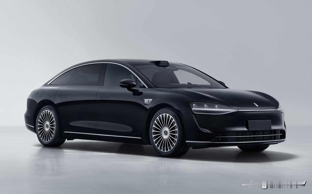 新款享界S9，黑化的轮毂，黑化车标及车名。

运动风格更加强烈。