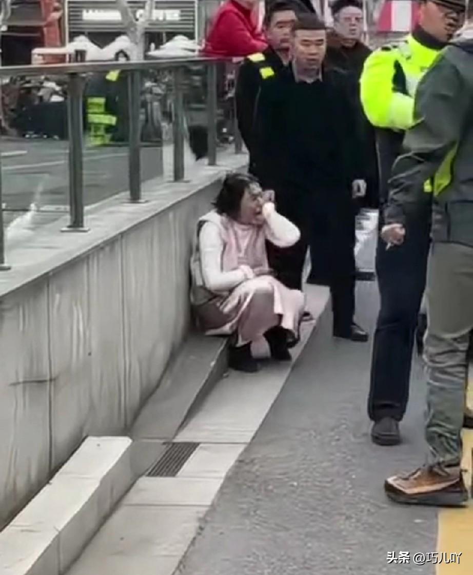 扬州街头被打的女子本该被人同情，为什么全网却都在骂她活该？只因为大家都被带节奏了