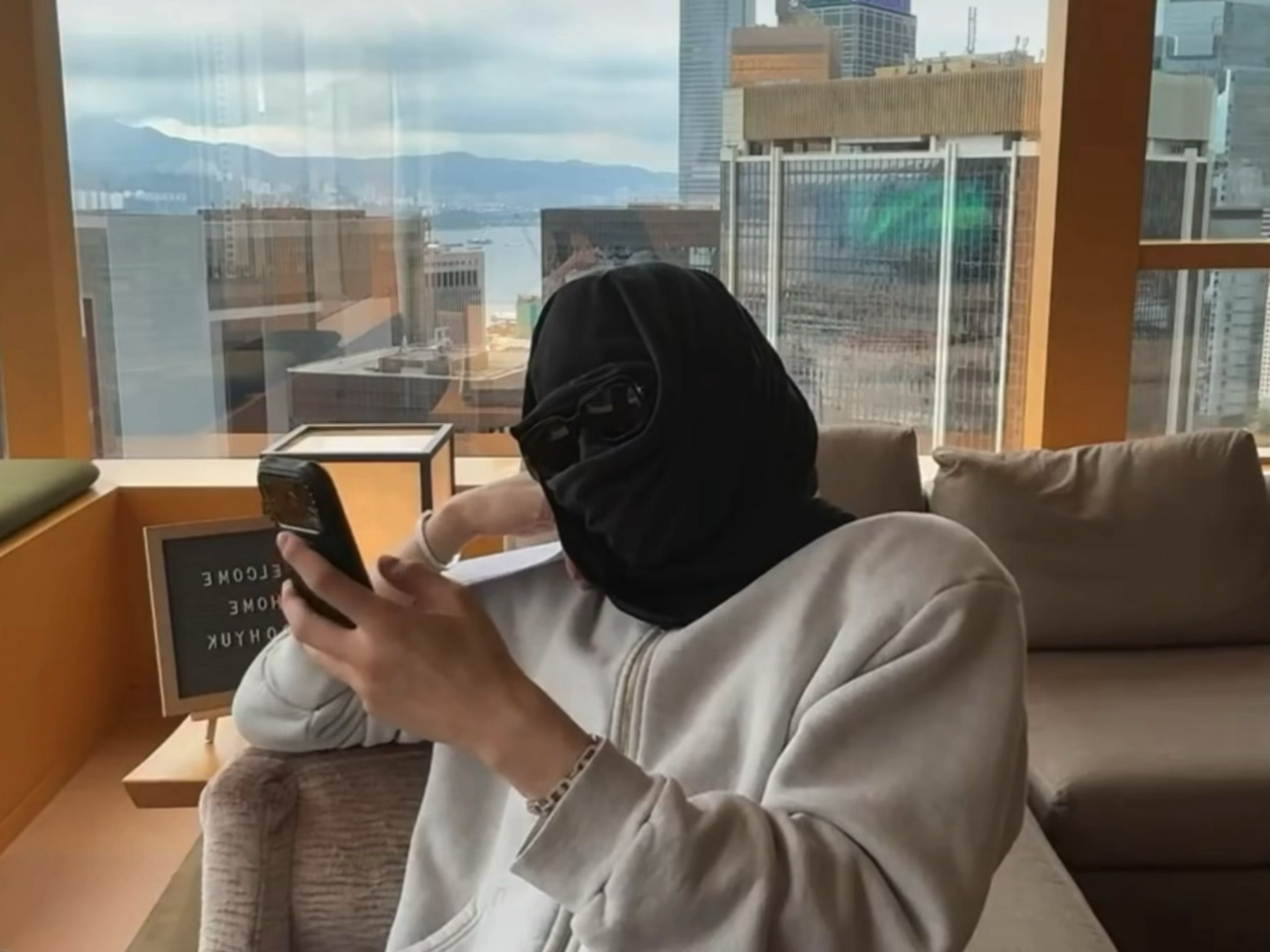李洙赫打劫式直播十年之内没人能懂李洙赫蒙面直播十年之内没人能懂这个李洙赫